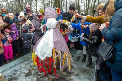 Санкт-Петербург. Народные гуляния `Шуми, Масленица!` в ЦПКиО им. С.М. Кирова.