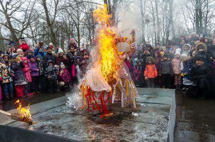 Санкт-Петербург. Народные гуляния `Шуми, Масленица!` в ЦПКиО им. С.М. Кирова.