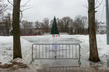 Санкт-Петербург. Ограждение перед входом на каток в ЦПКиО им. С.М. Кирова.