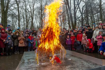 Санкт-Петербург. Народные гуляния `Шуми, Масленица!` в ЦПКиО им. С.М. Кирова.