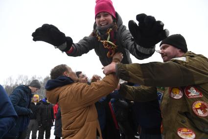 Московская область. Участники народных гуляний во время празднования `Бакшевской Масляницы 2021` недалеко от железнодорожной станции Гжель.