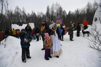 Московская область. Участники народных гуляний во время празднования `Бакшевской Масляницы 2021` недалеко от железнодорожной станции Гжель.