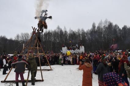 Московская область. Сожжение чучела Масленицы на праздновании `Бакшевской Масляницы 2021` недалеко от железнодорожной станции Гжель.