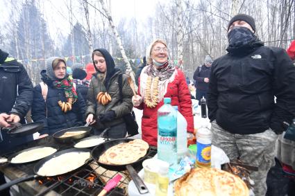 Московская область. Участники народных гуляний пекут блины на праздновании `Бакшевской Масляницы 2021` недалеко от железнодорожной станции Гжель.