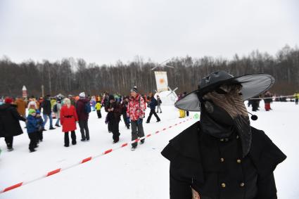 Московская область. Участники народных гуляний во время празднования `Бакшевской Масляницы 2021` недалеко от железнодорожной станции Гжель.