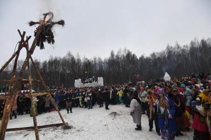 Московская область. Сожжение чучела Масленицы на праздновании `Бакшевской Масляницы 2021` недалеко от железнодорожной станции Гжель.