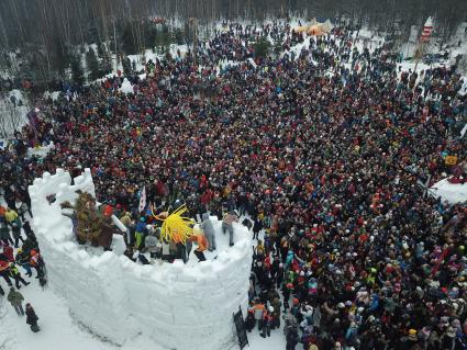 Московская область.  Зрители во время штурма снежной крепости на праздновании `Бакшевской Масляницы 2021` недалеко от железнодорожной станции Гжель.