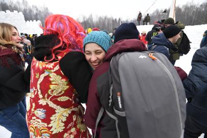 Московская область. Участники народных гуляний во время празднования `Бакшевской Масляницы 2021` недалеко от железнодорожной станции Гжель.