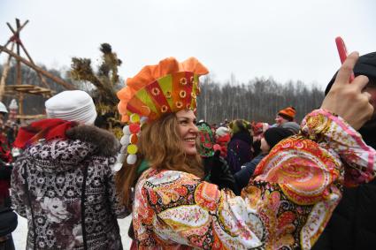 Московская область. Участники народных гуляний во время празднования `Бакшевской Масляницы 2021` недалеко от железнодорожной станции Гжель.