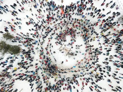 Московская область. Хоровод после сожжения чучела Масленицы на праздновании `Бакшевской Масляницы 2021` недалеко от железнодорожной станции Гжель.