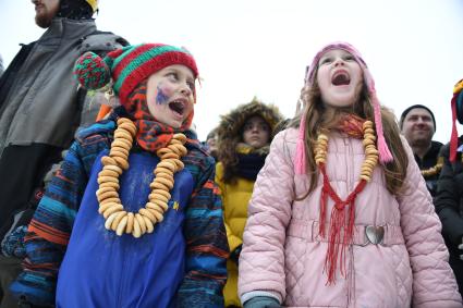 Московская область. Участники народных гуляний во время празднования `Бакшевской Масляницы 2021` недалеко от железнодорожной станции Гжель.