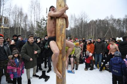 Московская область.  Участник гуляний взбирается на масленичный столб на праздновании `Бакшевской Масляницы 2021` недалеко от железнодорожной станции Гжель.