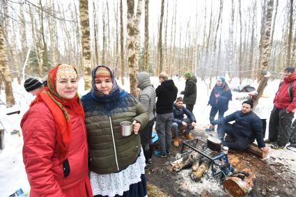 Московская область. Участники народных гуляний во время празднования `Бакшевской Масляницы 2021` недалеко от железнодорожной станции Гжель.