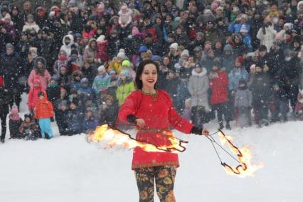 Нижний Новгород. Огненное шоу во время масленичных гуляний.