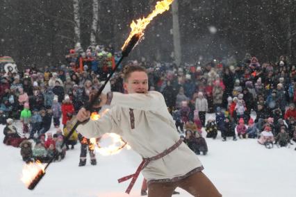 Нижний Новгород. Огненное шоу во время масленичных гуляний.