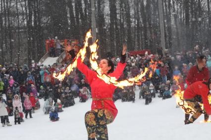 Нижний Новгород. Огненное шоу во время масленичных гуляний.