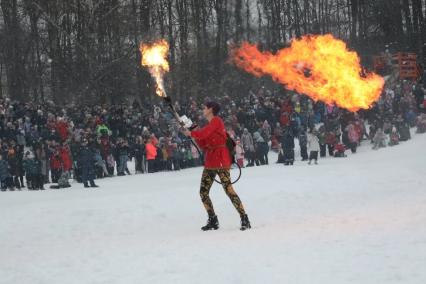 Нижний Новгород. Огненное шоу во время масленичных гуляний.