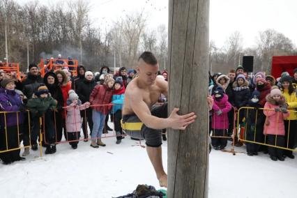 Нижний Новгород.   Народные забавы во время празднования Масленицы.