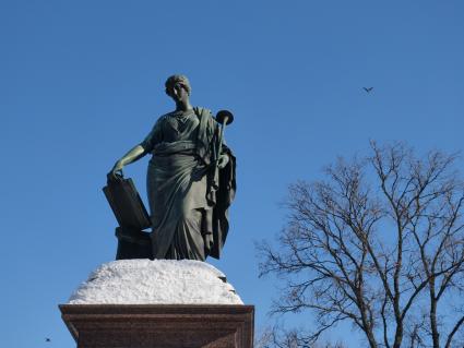 Ульяновск. Фрагмент памятника Н. М. Карамзину.