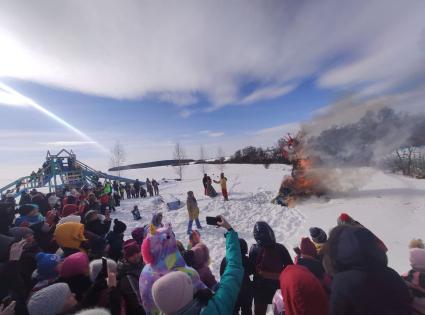 Пермь. Сожжение чучела Масленицы во время масленичных гуляний.