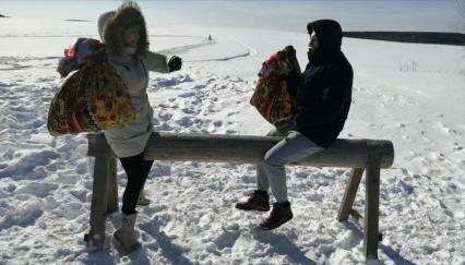 Пермь. Бой подушками во время масленичных гуляний.