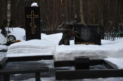 Москва.  Мраморное надгробие на Востряковском кладбище.