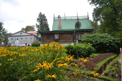 Московская область, с. Абрамцево. Главный усадебный дом и бывшая Керамическая мастерская (слева направо) на территории музея-заповедника  `Абрамцево`.