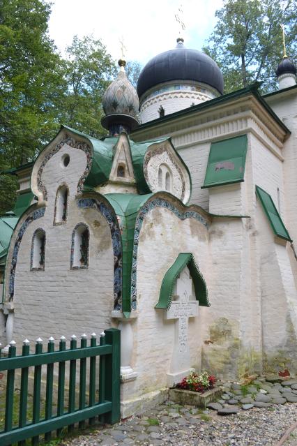 Московская область, с. Абрамцево. Церковь Спаса Нерукотворного на территории музея-заповедника  `Абрамцево`.