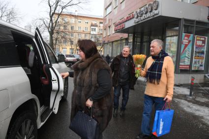 Москва. Корреспондент `Комсомольской правды` Александр Гамов (справа) и президент Федерации лыжных гонок России, глава Ассоциации лыжных видов спорта России Елена Вяльбе у редакции `Комсомольской правды`.