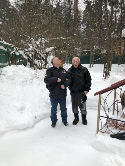 Москва.  Корреспондент `Комсомольской правды` Александр Гамов и бывший главный редактор журнала `Огонек` Виталий Коротич (слева направо).