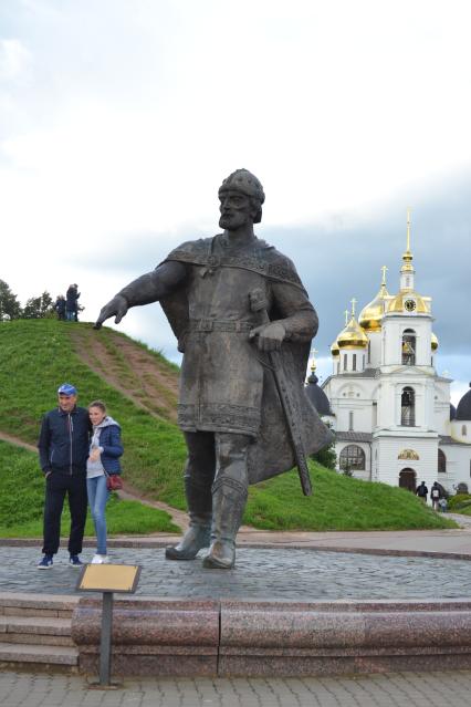 Московская область, Дмитров. Памятник основателю города Юрию Долгорукому и вид на Успенский собор Дмитровского кремля.