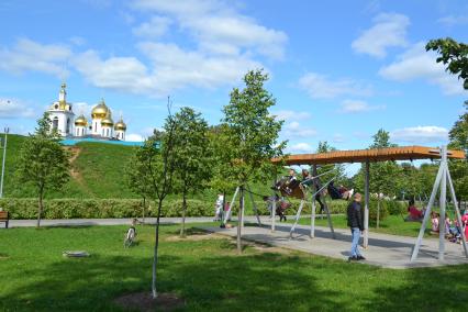 Московская область, Дмитров.   Люди качаются на качелях.