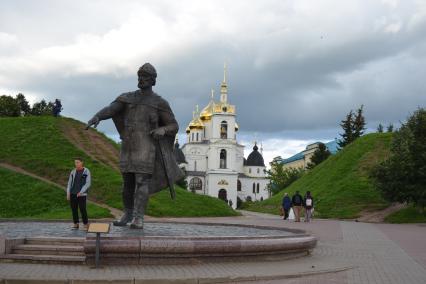 Московская область, Дмитров. Памятник основателю города Юрию Долгорукому и вид на Успенский собор Дмитровского кремля.