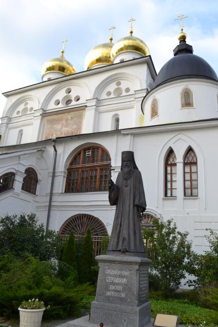 Московская область, Дмитров. Памятник Серафиму Дмитровскому и  Успенский собор на территории музея-заповедника `Дмитровский Кремль`.