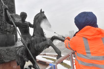 Москва. Сотрудники коммунальных служб во время помывки монумента Победы на Поклонной горе.