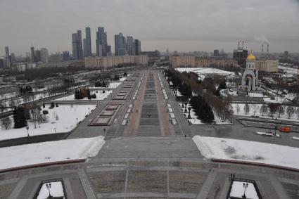 Москва.  Вид сверху на Кутузовский проспект, главную аллею парка Победы и Георгиевскую церковь на Поклонной горе.