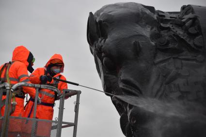 Москва.  Сотрудники коммунальных служб во время помывки монумента Победы на Поклонной горе.