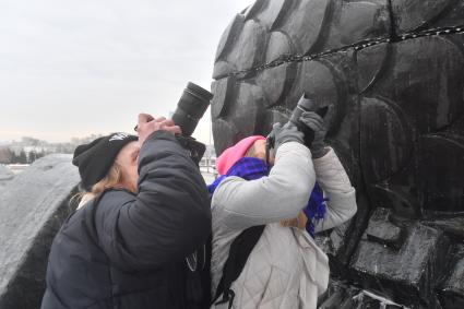 Москва.  Журналисты фотографируют  сотрудников коммунальных служб во время    помывки монумента Победы на Поклонной горе.