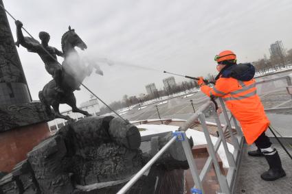 Москва.  Сотрудники коммунальных служб во время помывки монумента Победы на Поклонной горе.