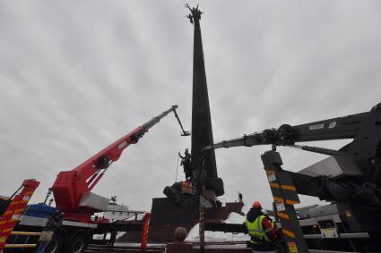 Москва.  Сотрудники коммунальных служб перед началом  помывки монумента Победы на Поклонной горе.