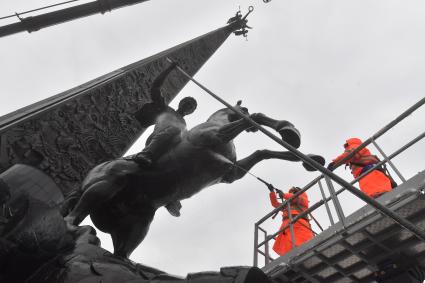 Москва. Сотрудники коммунальных служб во время помывки монумента Победы на Поклонной горе.
