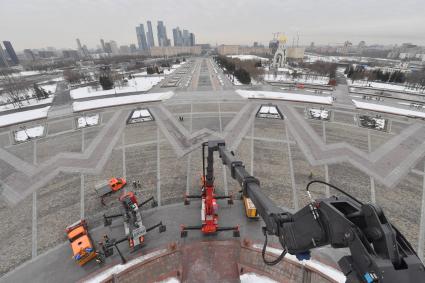 Москва.  Сотрудники коммунальных служб перед началом  помывки монумента Победы на Поклонной горе.