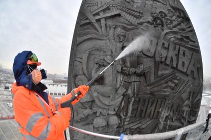 Москва.  Сотрудники коммунальных служб во время помывки монумента Победы на Поклонной горе.