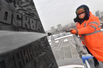 Москва. Сотрудники коммунальных служб во время помывки монумента Победы на Поклонной горе.