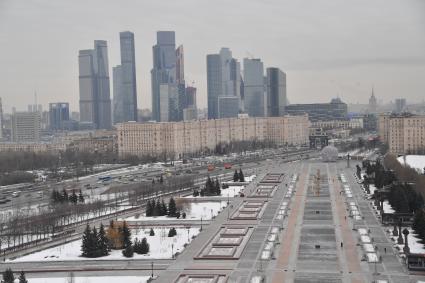 Москва.  Вид сверху на Кутузовский проспект и главную аллею парка Победы на Поклонной горе.