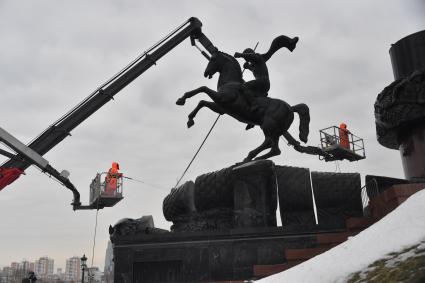 Москва.  Сотрудники коммунальных служб во время помывки монумента Победы на Поклонной горе.