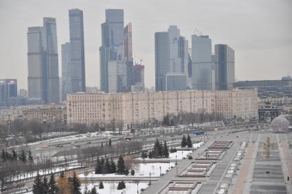 Москва.  Вид сверху на Кутузовский проспект и главную аллею парка Победы на Поклонной горе.