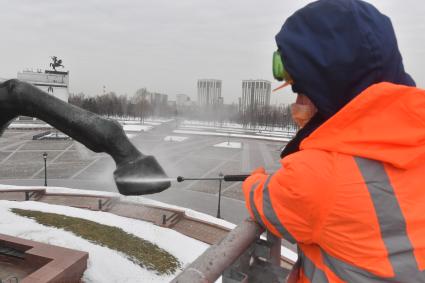 Москва.  Сотрудники коммунальных служб во время помывки монумента Победы на Поклонной горе.