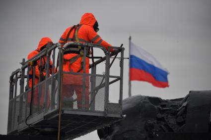 Москва.  Сотрудники коммунальных служб во время помывки монумента Победы на Поклонной горе.