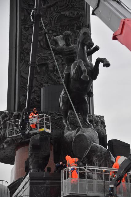 Москва. Сотрудники коммунальных служб во время помывки монумента Победы на Поклонной горе.